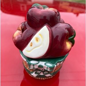 NEW Vintage YOUNG'S 4" Apple Basket Stacked Salt & Pepper Shakers Dated 1998